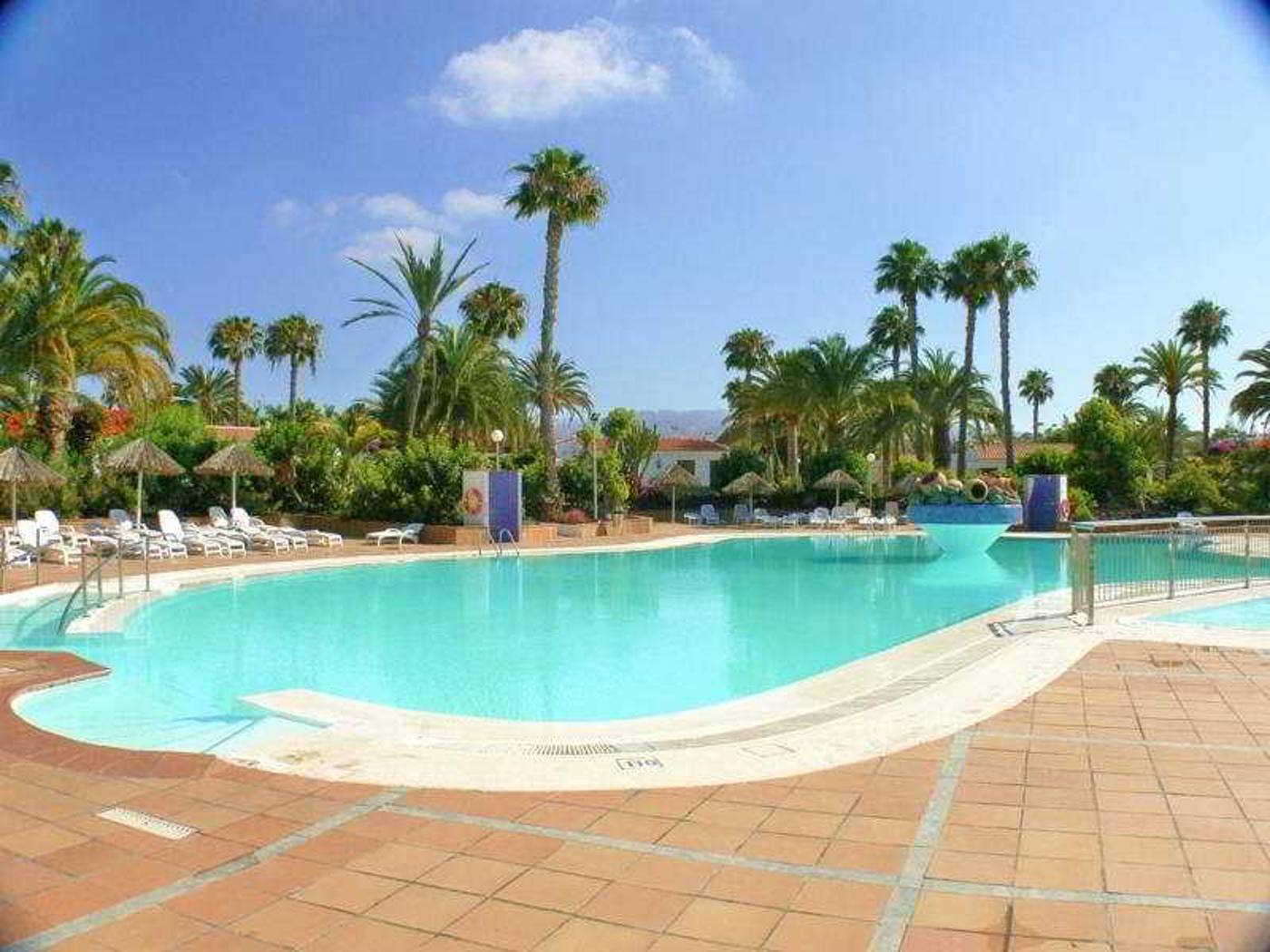 Bungalows-Las-Vegas-Golf-Pool-2