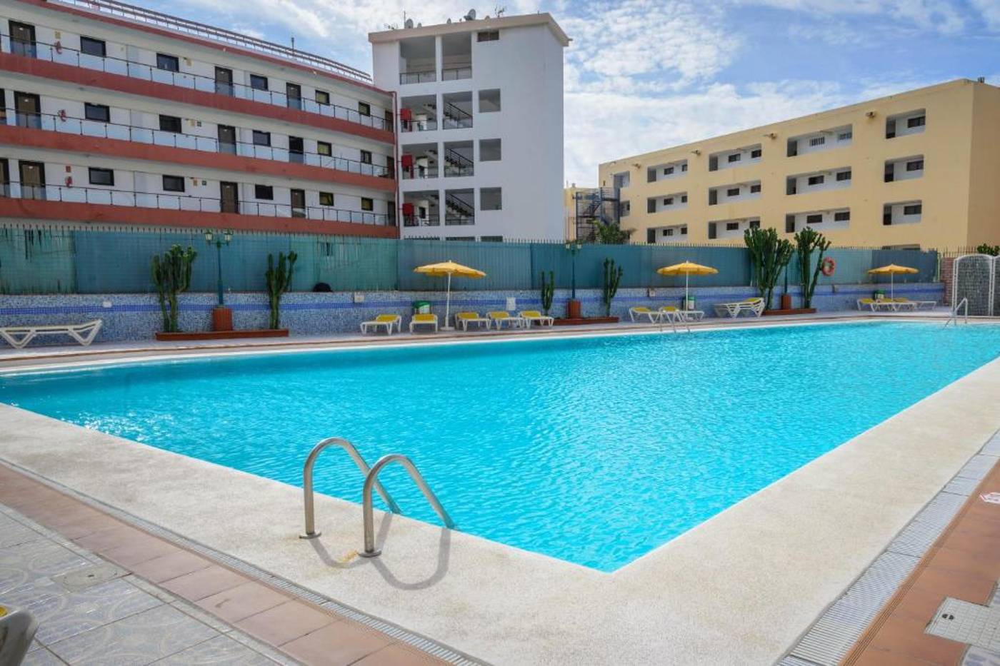 Las-Arenas-Apartments-Pool-3