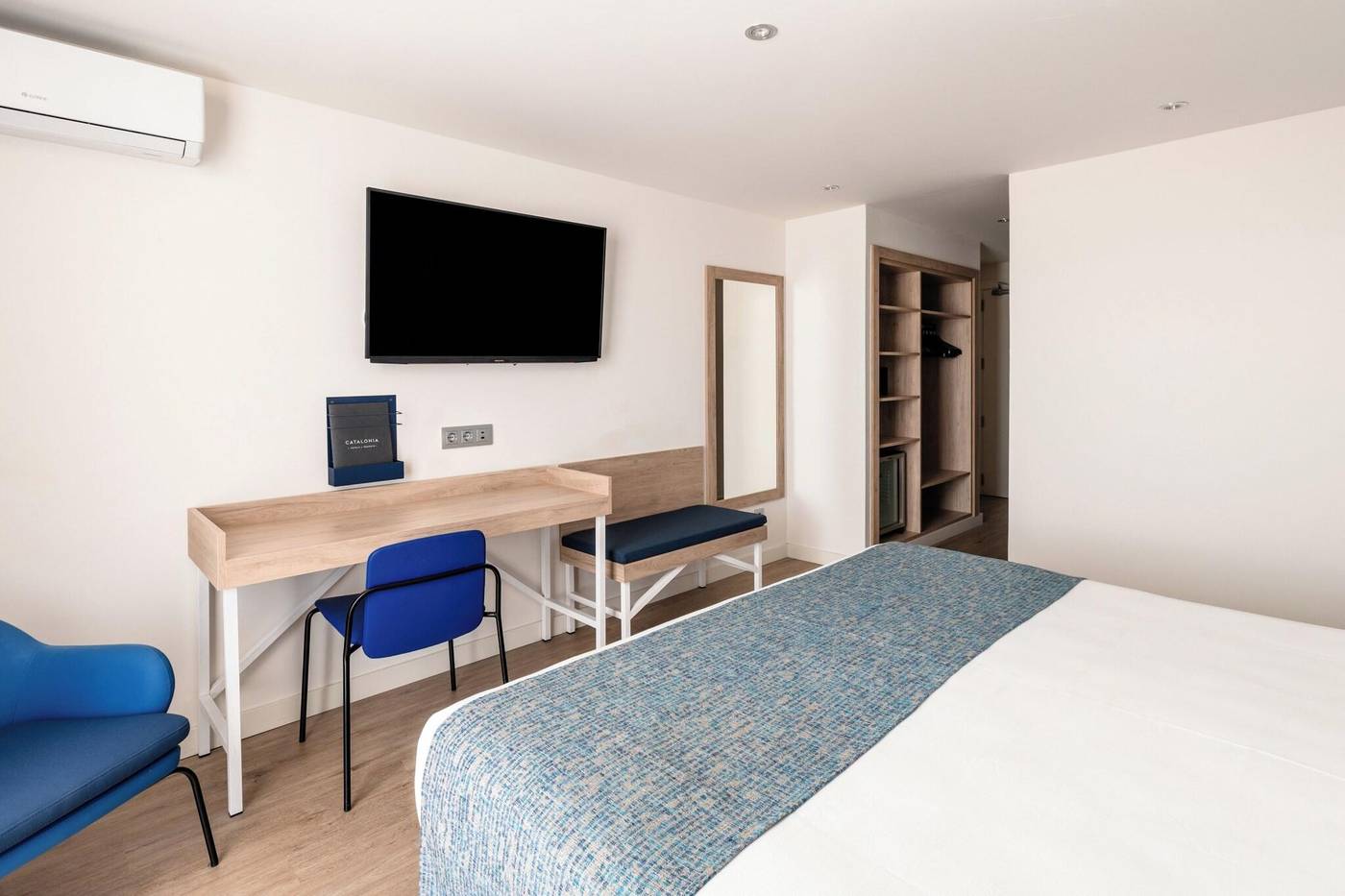 Catalonia-Oro-Negro-Room-30