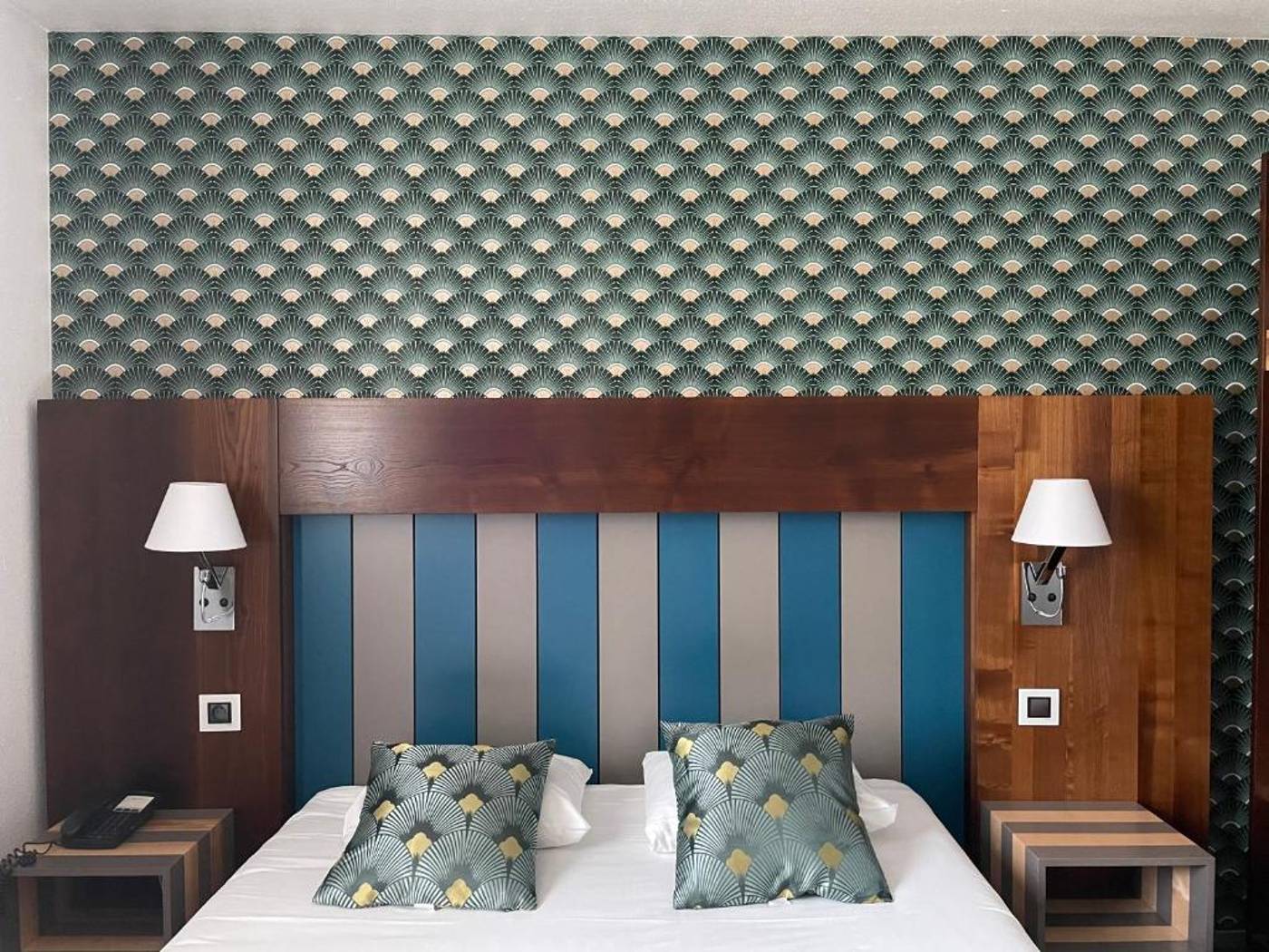 Logis Hotel le Neron-France-FONTANIL-CORNILLON-Room-5