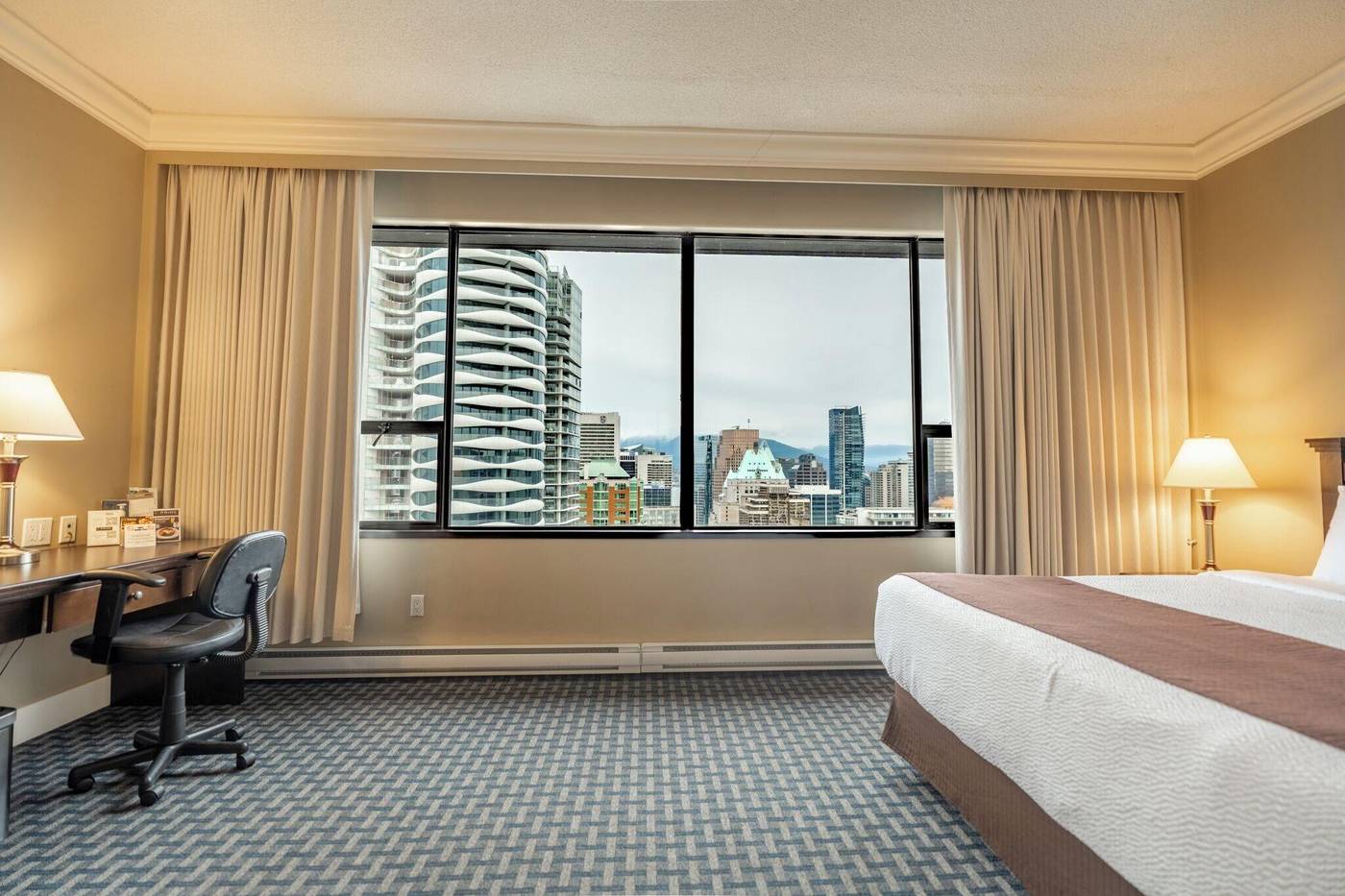 Century-Plaza-Hotel---Spa-Vancouver-Room-6