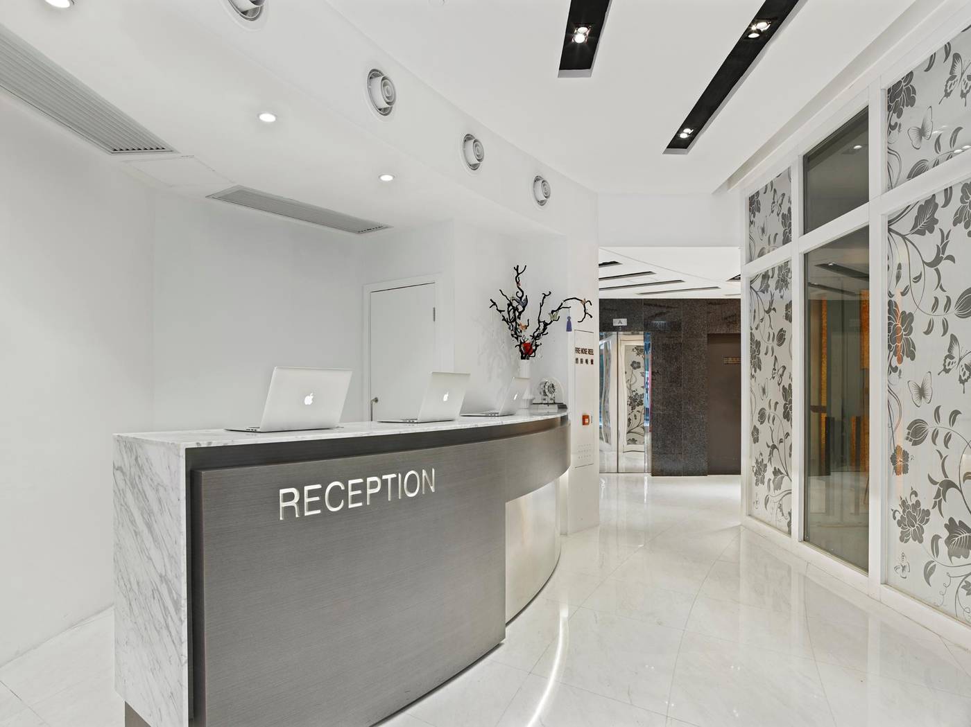 Butterfly on Prat-Hong Kong – China-KOWLOON-Lobby-4