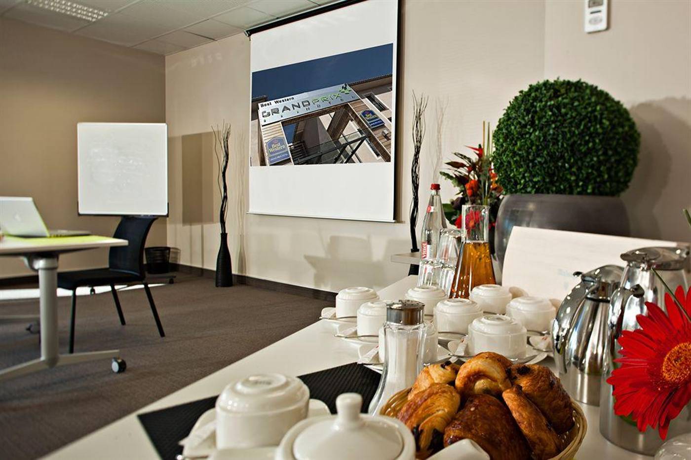 Grand Prix Hôtel & Restaurant-France-LE CASTELLET-General view-1