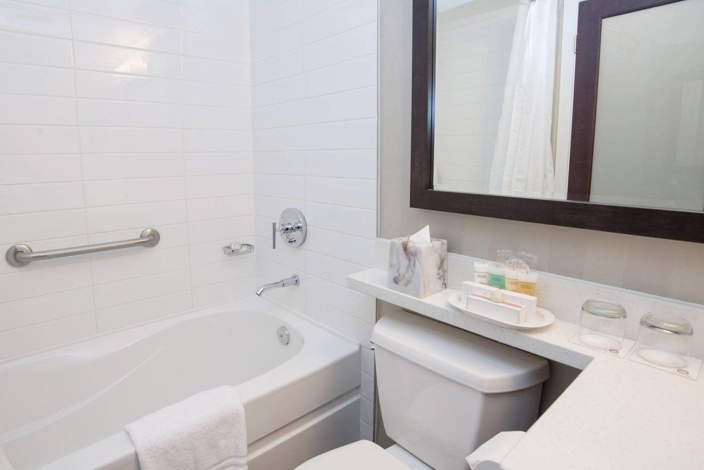 La-Grande-Residence-Vancouver-At-The-Sutton-Place-Room-28