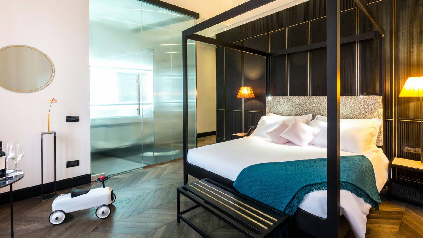 The-H-All-Tailor-Suite-Roma-Room-22