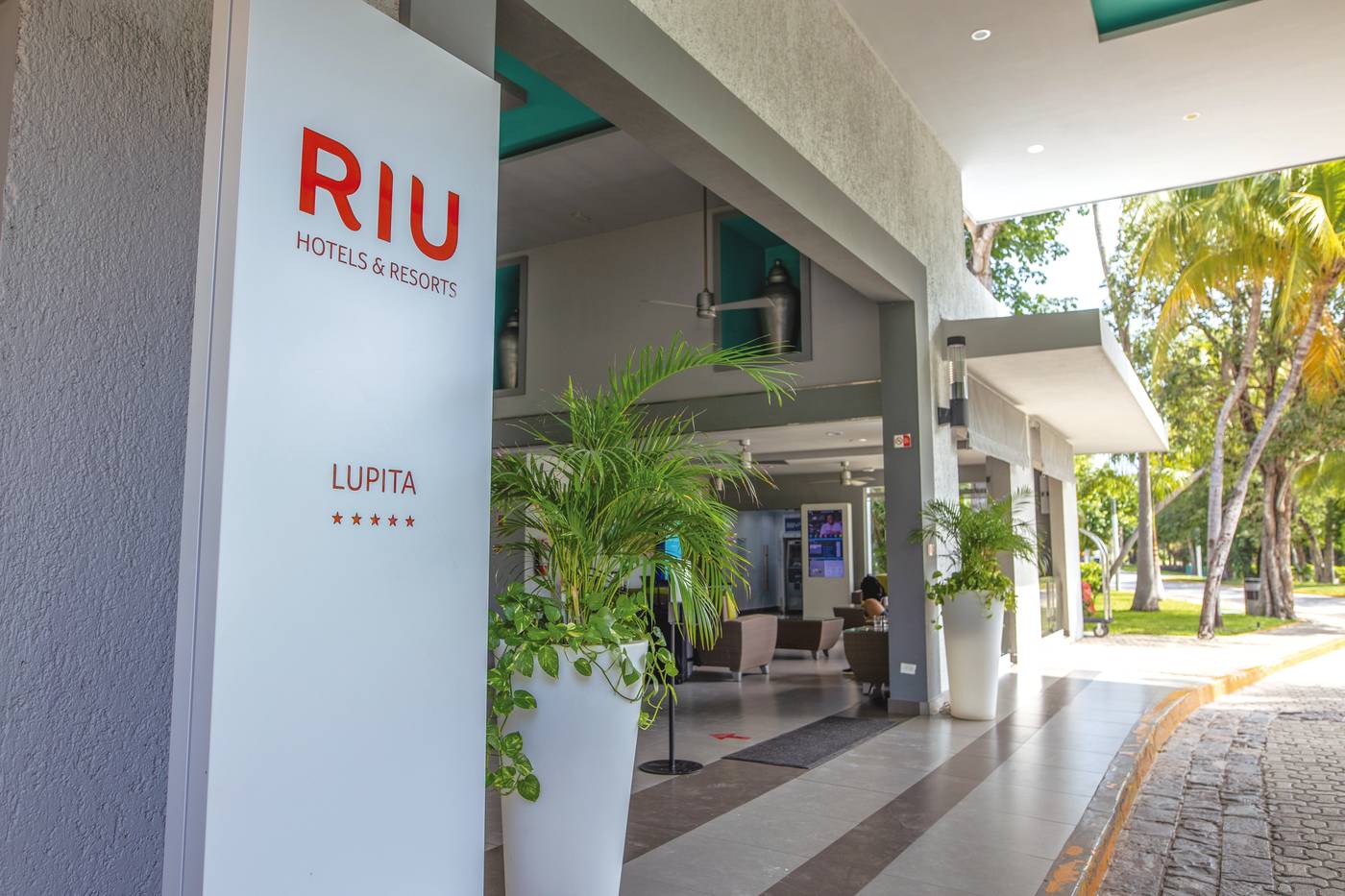 Riu-Lupita-All-Inclusive-Lobby-30