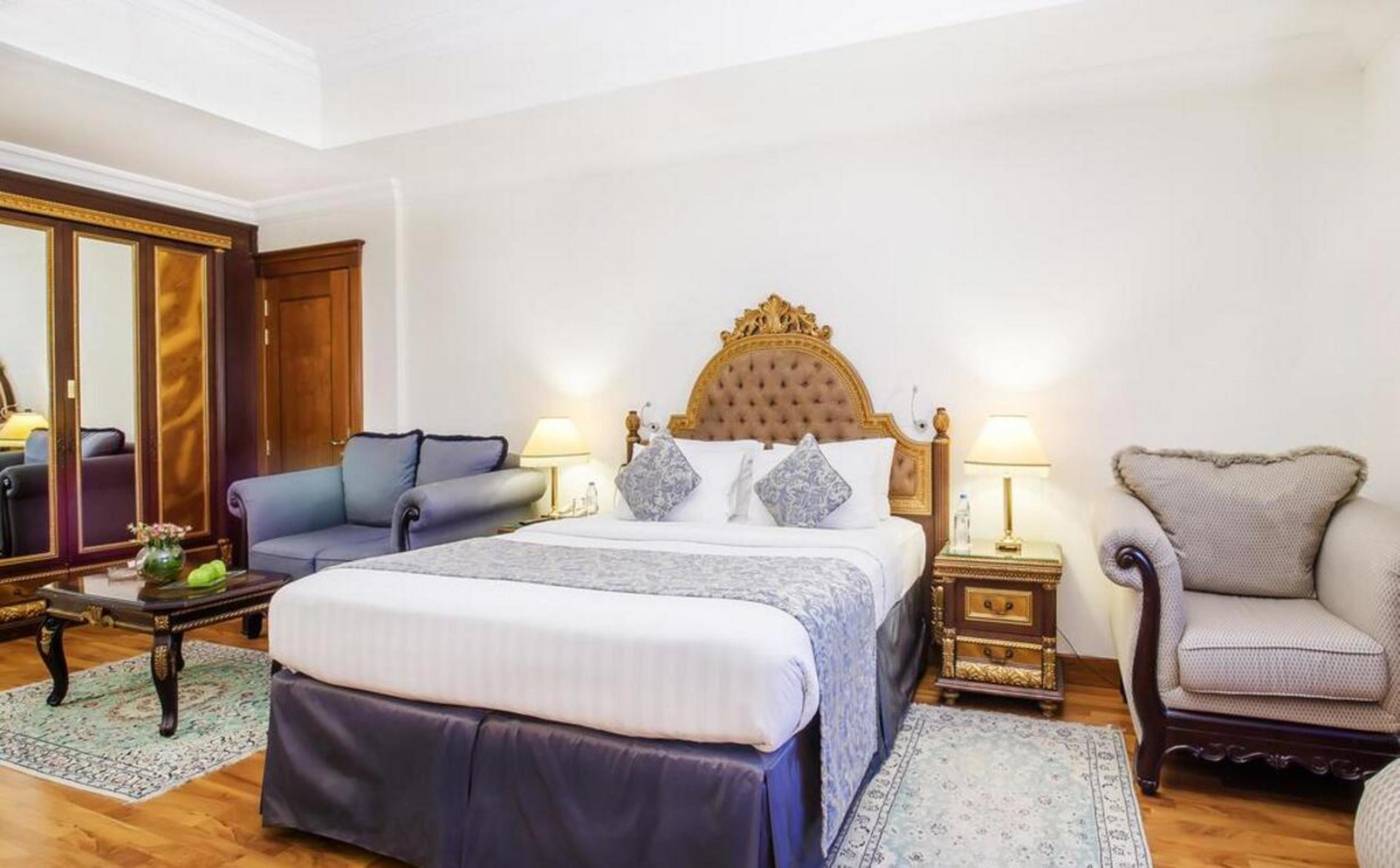 Grand-Excelsior-Bur-Dubai-Room-12