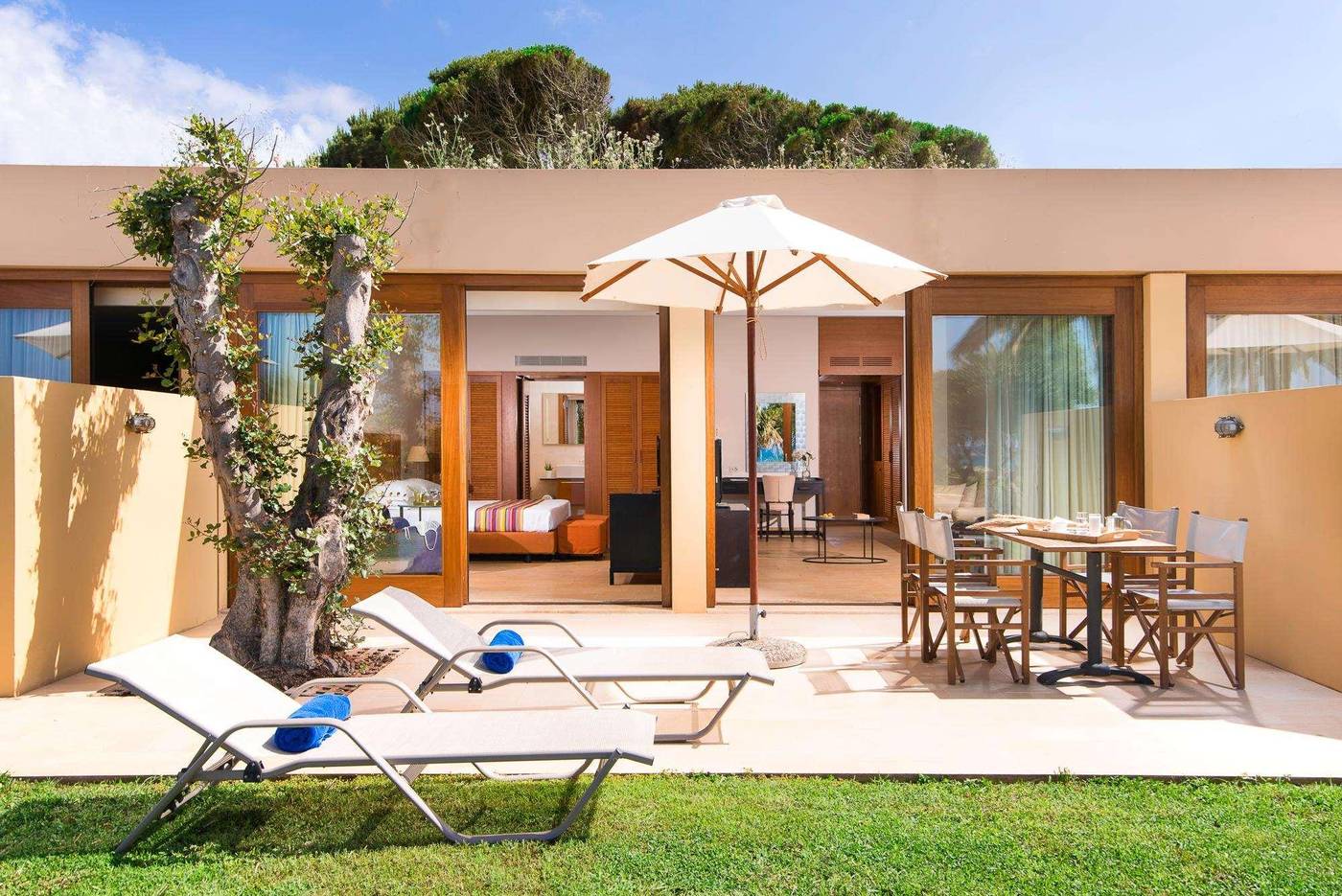 Kernos-Beach-Room-1