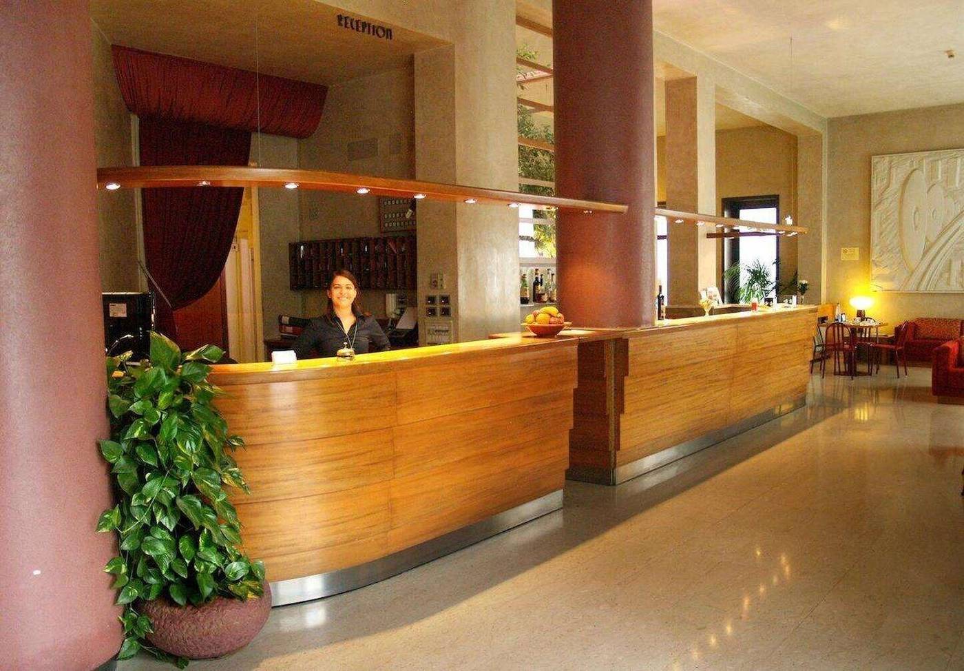 Hotel-Nuova-Grosseto-Lobby-13