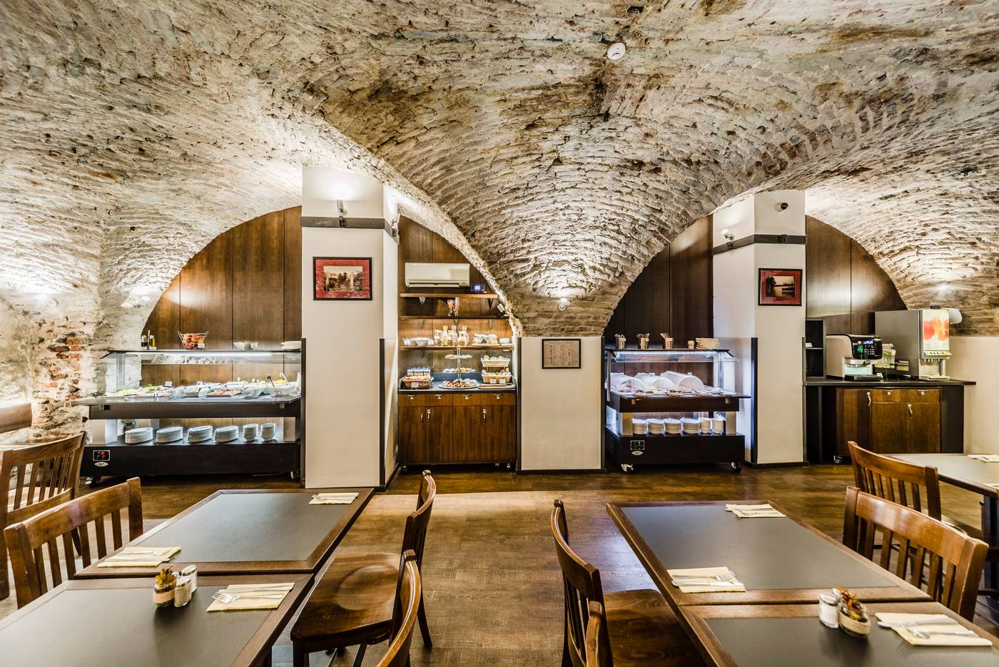 Archibald-at-the-Charles-Bridge-General-view-35