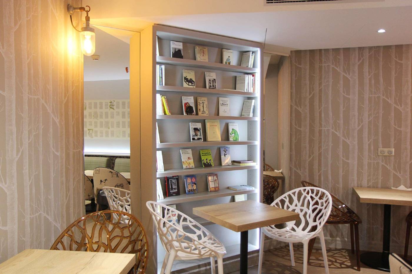 Hotel-Litteraire-Marcel-Ayme--BW-Premier-Collectio-Lobby-13