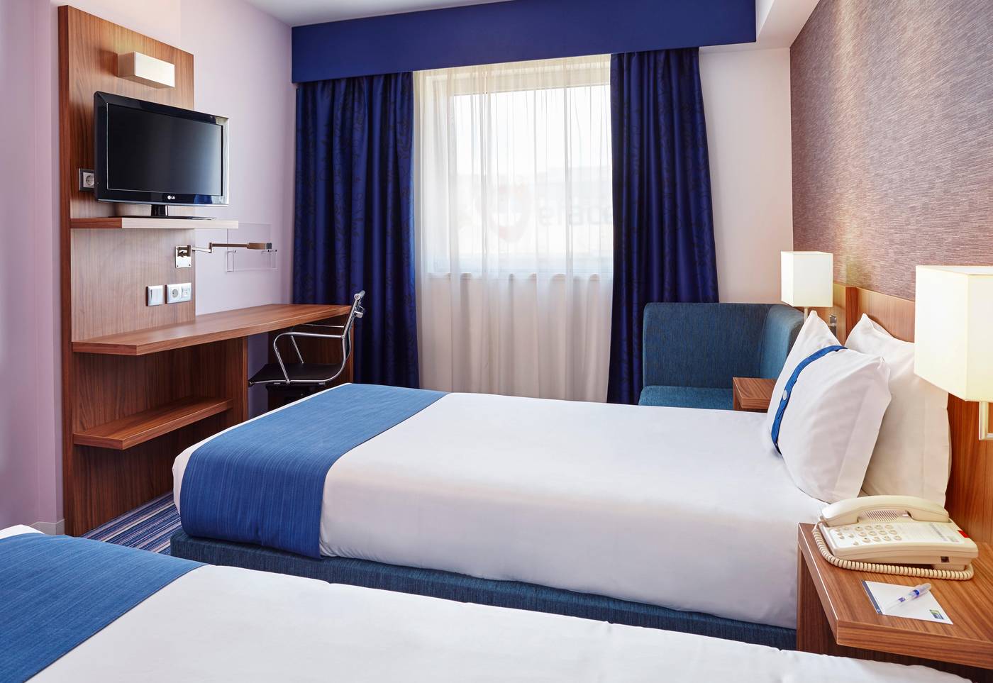 Holiday-Inn-Express-Lisbon-Alfragide-Room-20
