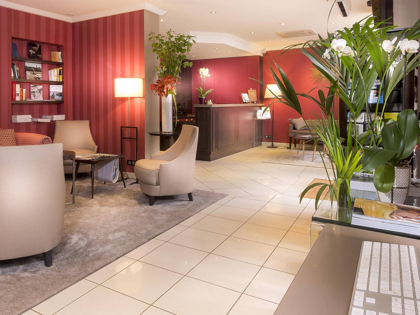 Europe-Tour-Eiffel-Lobby-1