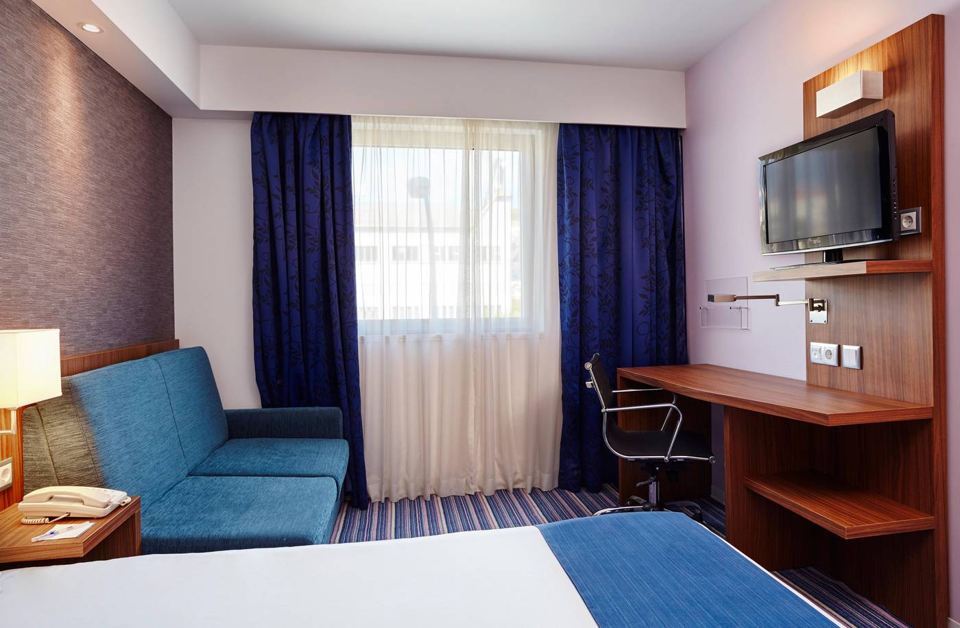 Holiday-Inn-Express-Lisbon-Airport-Room-23