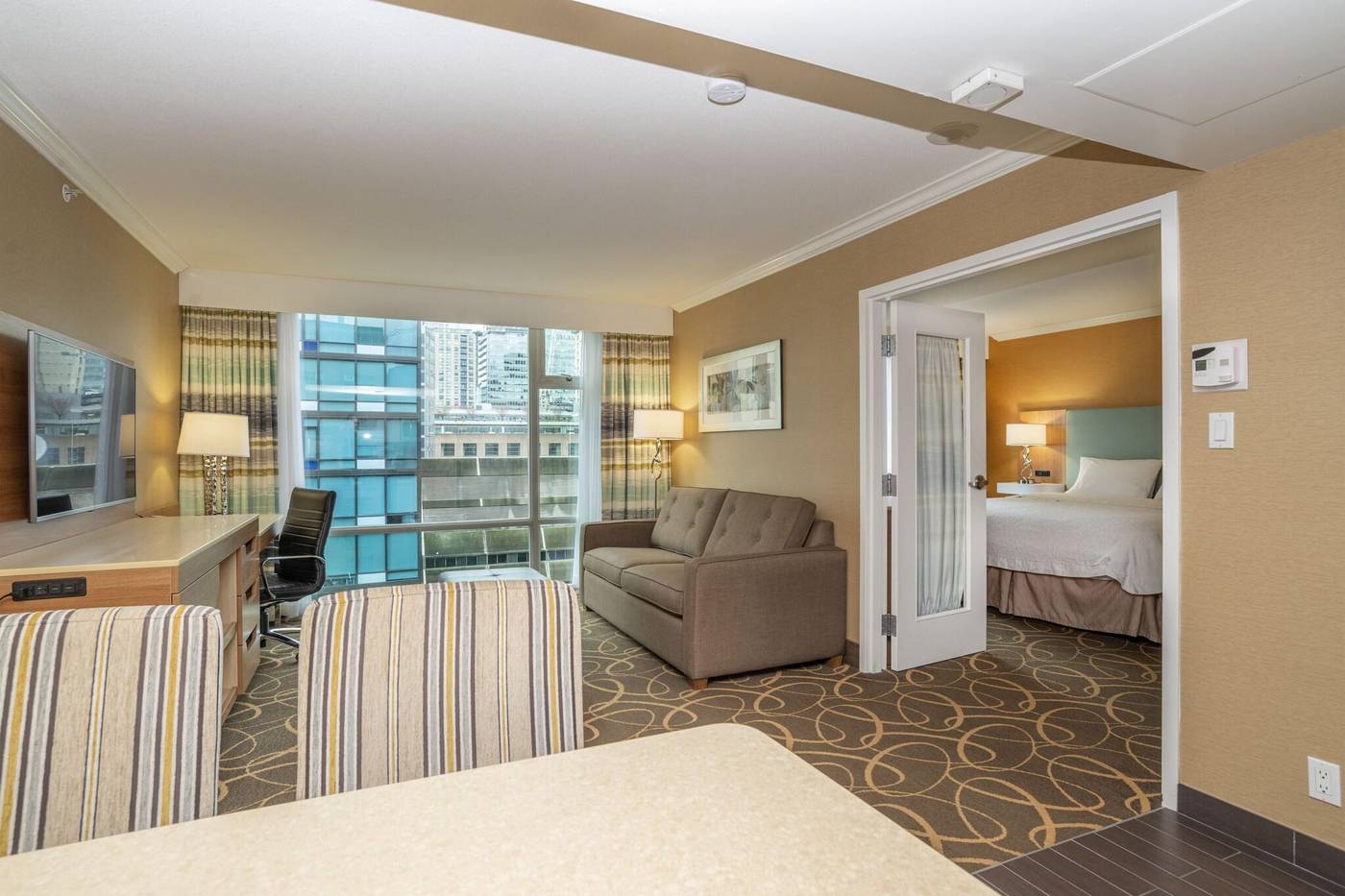 Hampton-Inn---Suites-By-Hilton-Vancouver-Downtown-Room-10