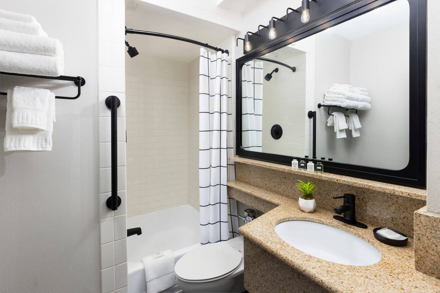 The-Arcadian-powered-by-Sonder-Room-23