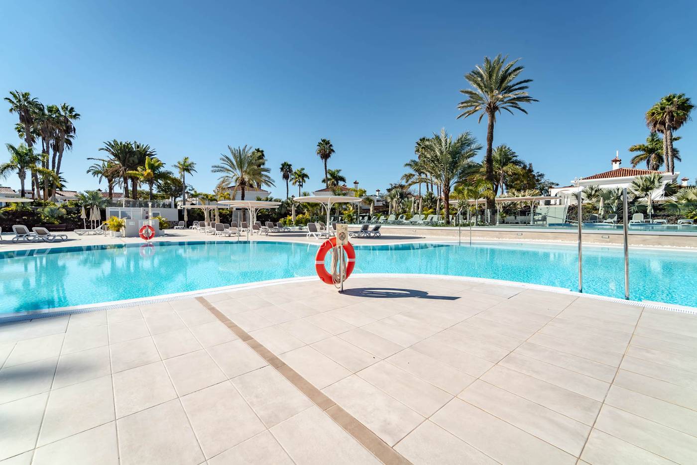 Hotel-LIVVO-Dunagolf-Suites-Pool-2