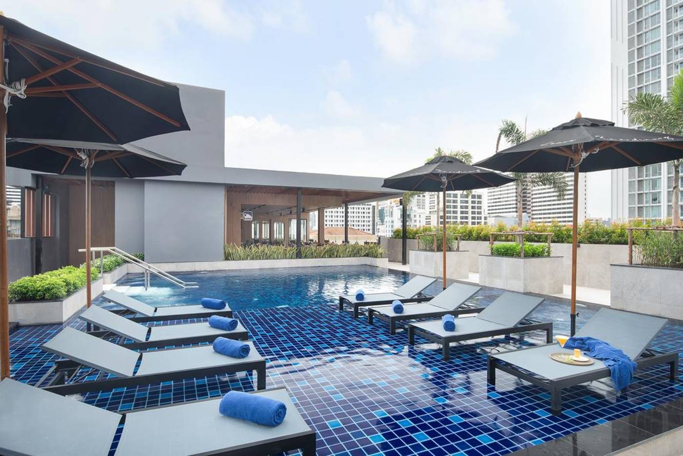 Eleven-Hotel-Bangkok-Pool-25