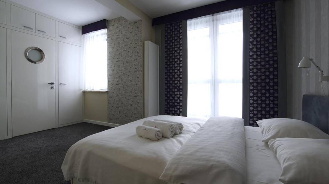 Senator-Warsaw-Apartments-Room-40