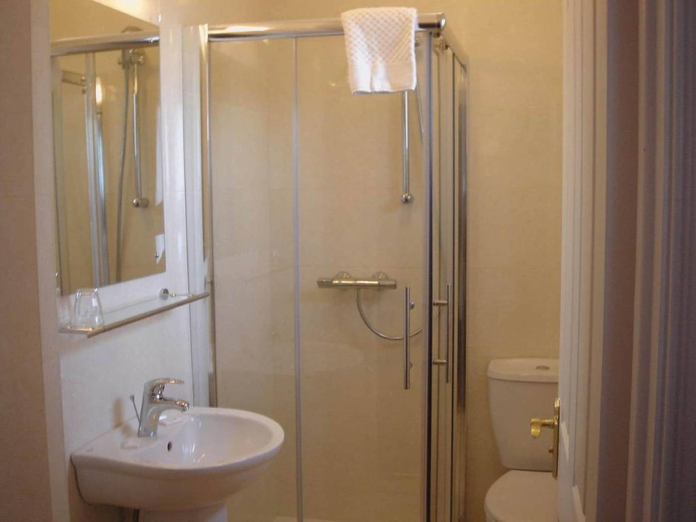 Phoenix-Park-Hotel-Room-15