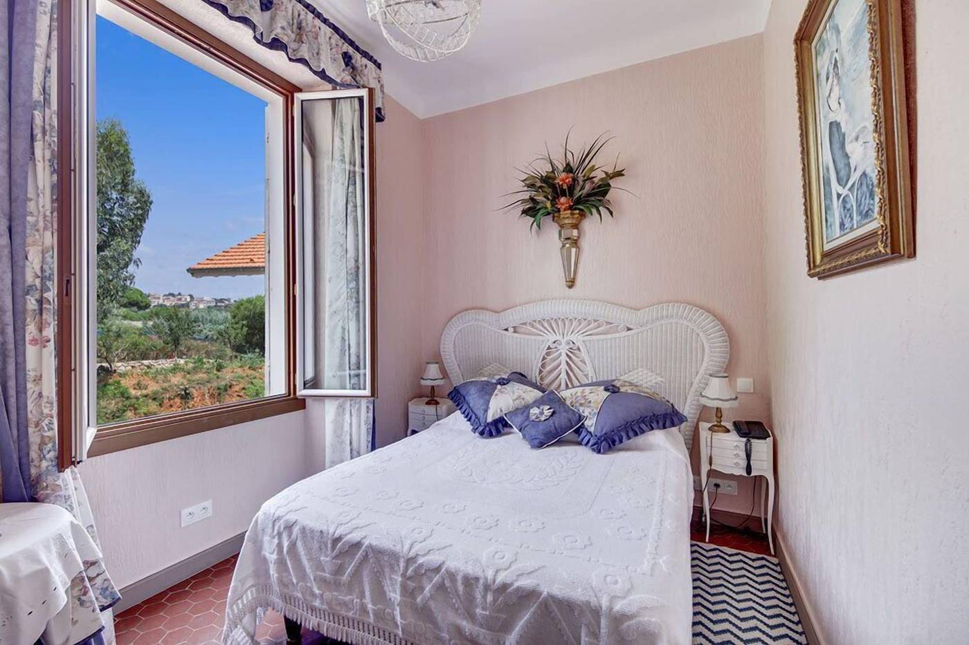 Chateau-de-Mei-Lese-Room-51