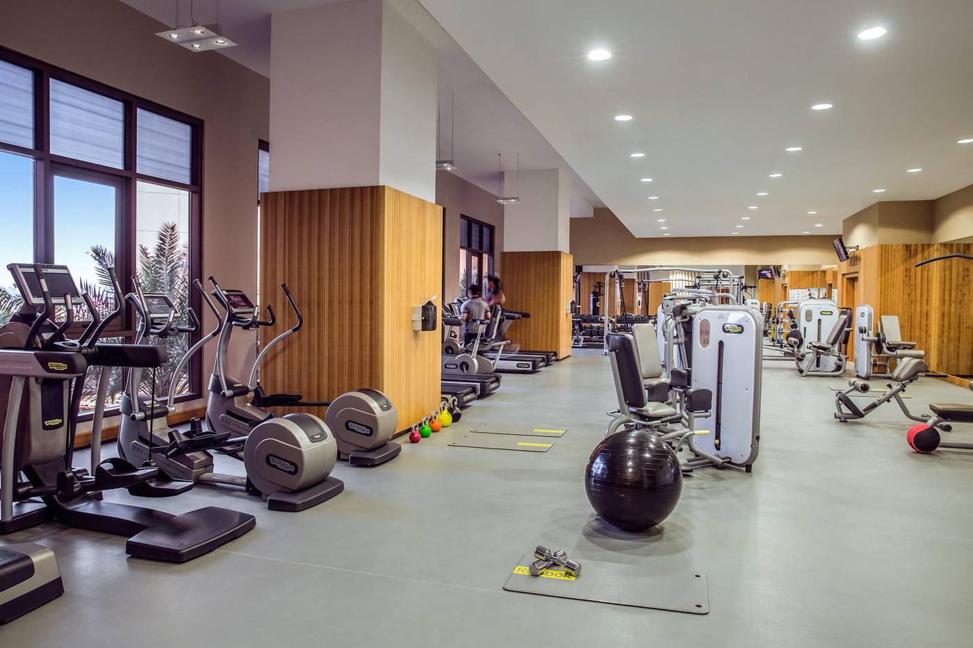 Amwaj-Rotana-Hotel-Jumeirah-Beach-Sports-and-Entertainment-76