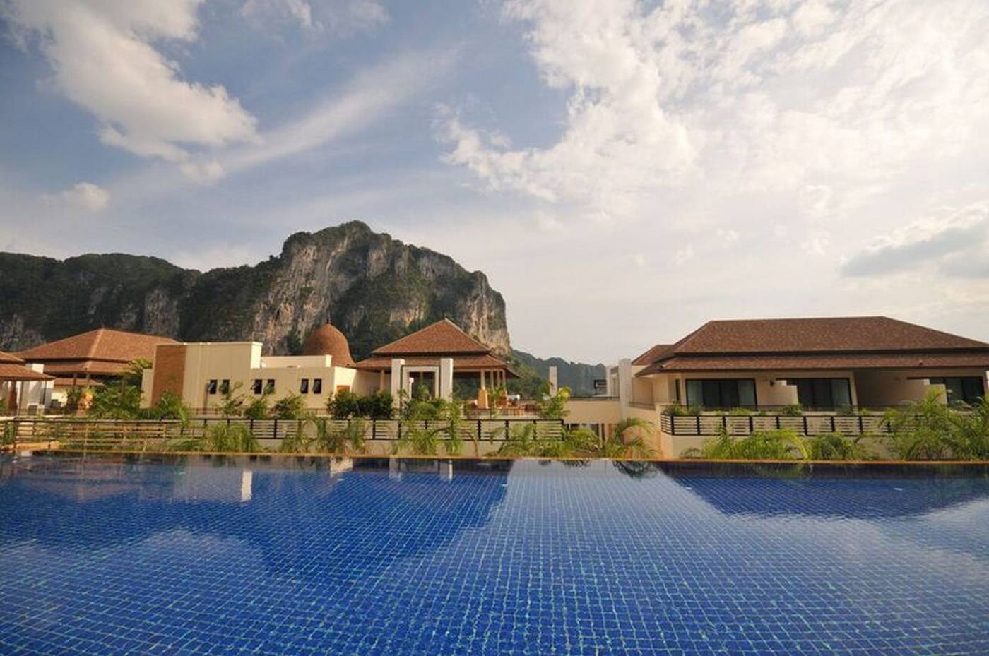Avani-Ao-Nang-Cliff-Krabi-Resort--SHA-Extra---Pool-9