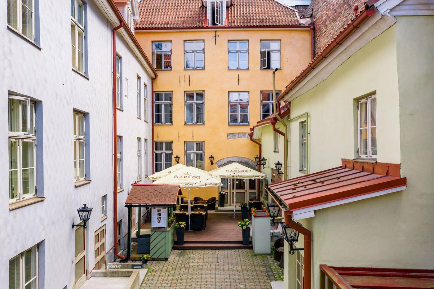 Meriton-Old-Town-Garden-Terrace-48