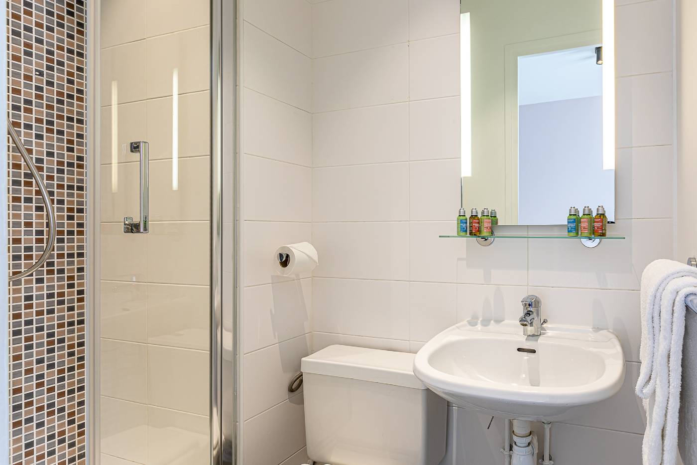 At-Gare-du-Nord-Room-24