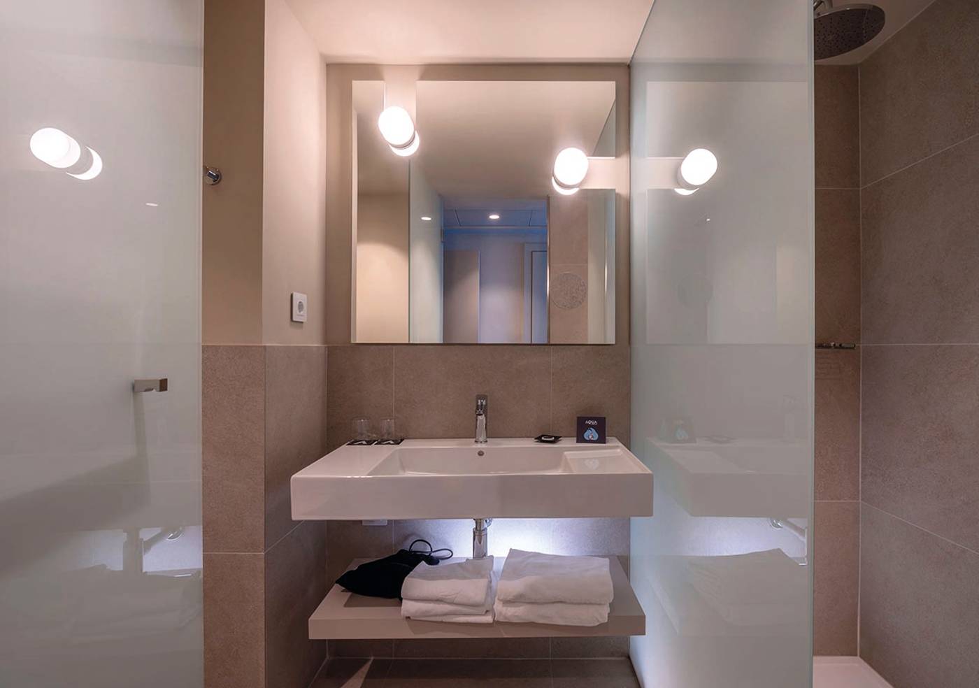 Aqua-Hotel-Promenade-Room-38