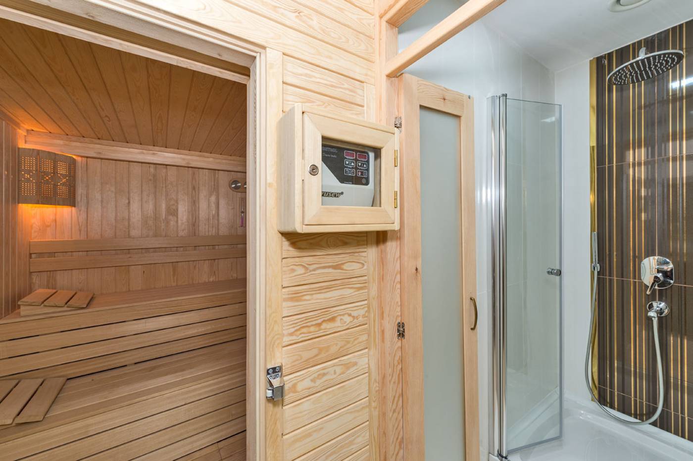 Aprilis-Gold-Hotel-Lobby-47