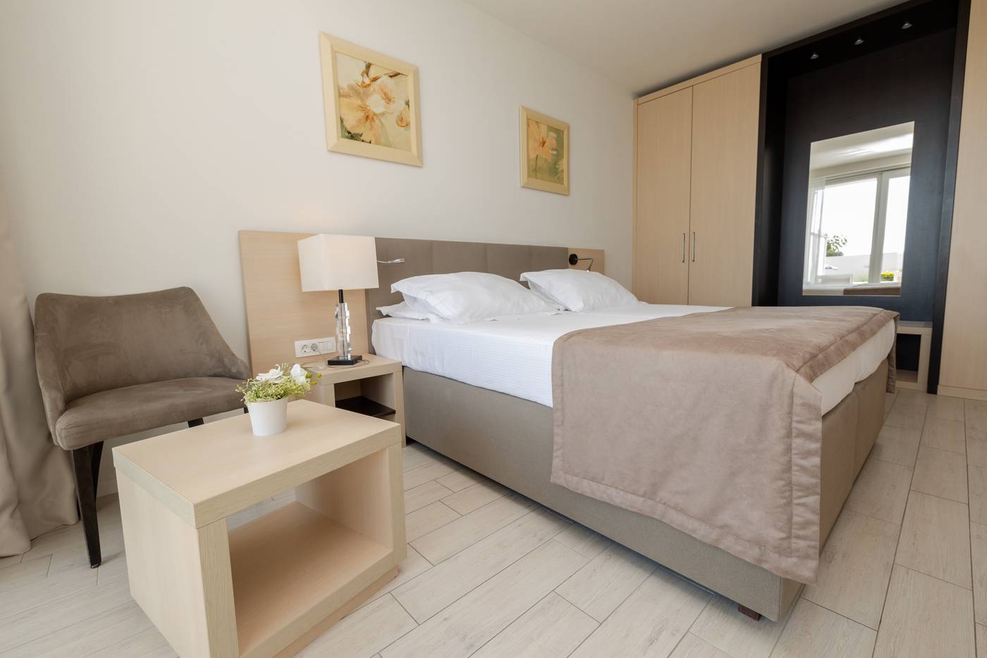 Romana-Beach-Apartments-Room-25