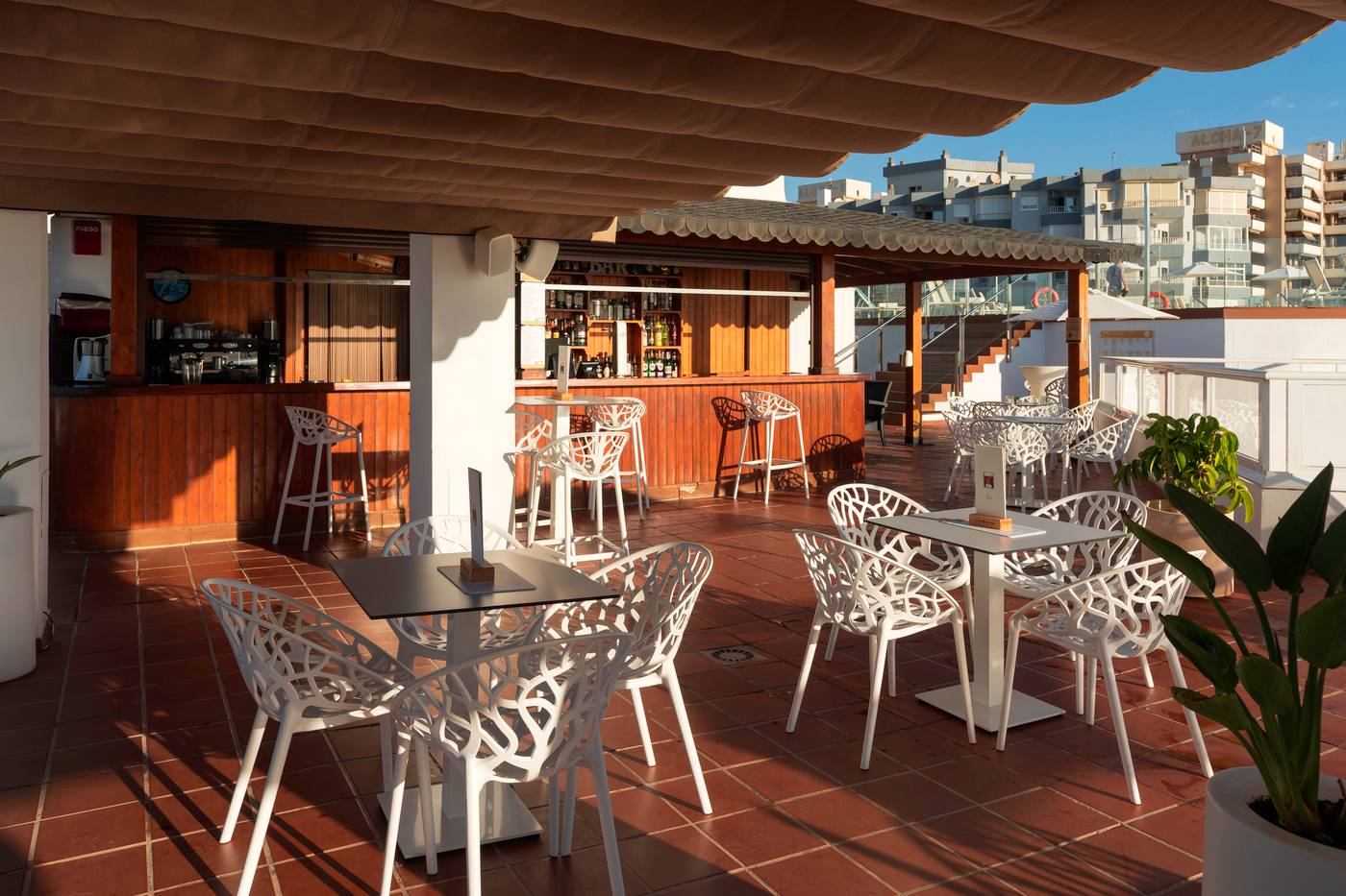 AluaSun-Lago-Rojo-Bar-10