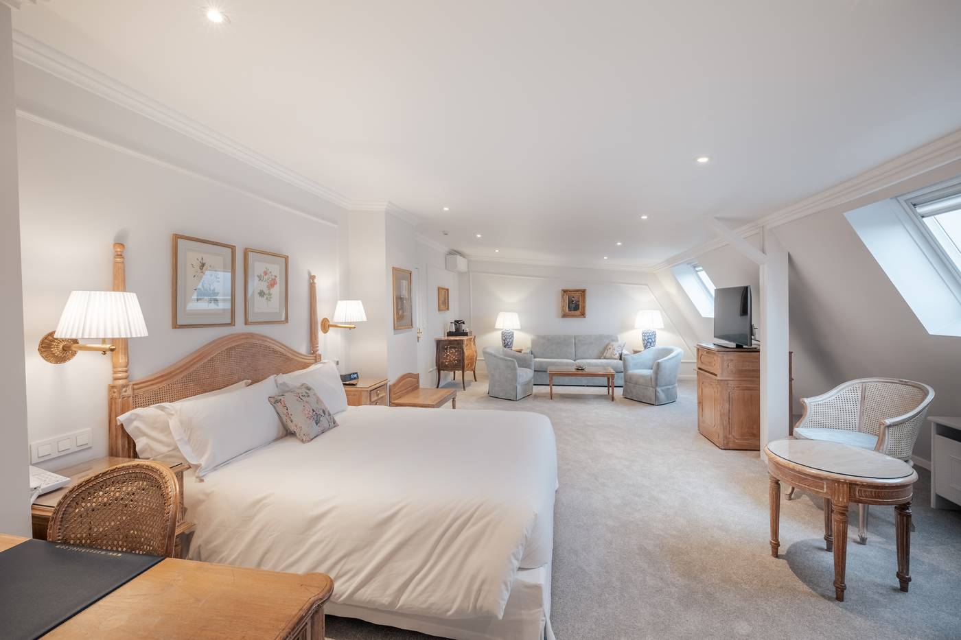 Manos-Stephanie-Hotel-Room-7