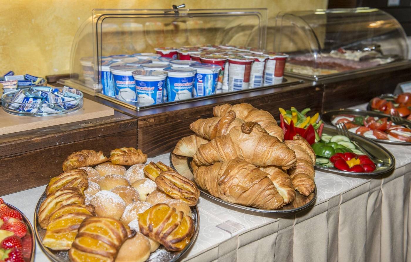 Cerny-Slon-Restaurant-24