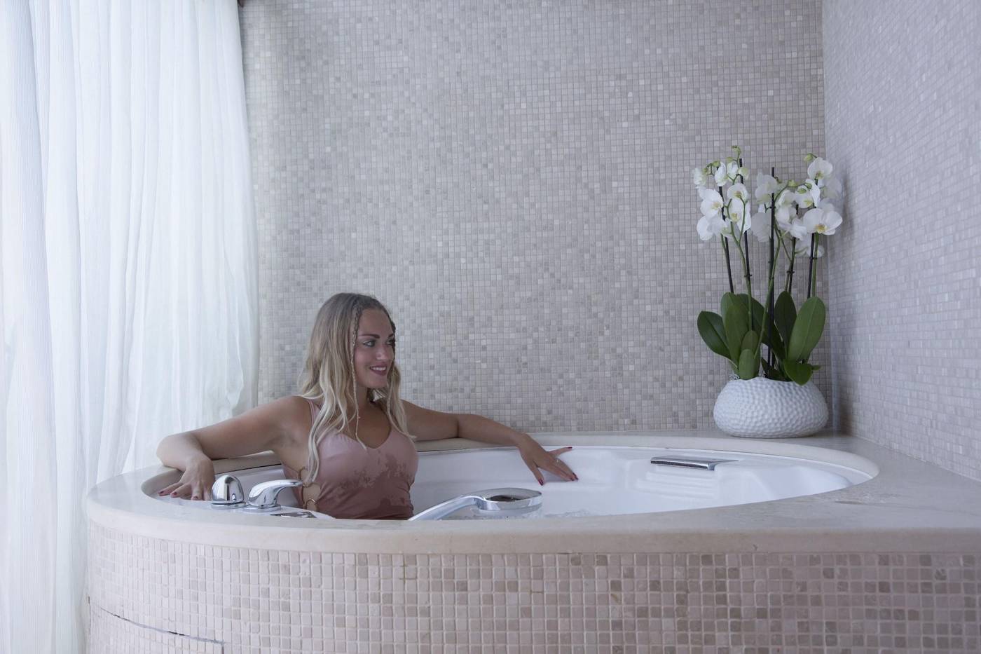 Golden-Tower-Hotel---Spa-Room-86