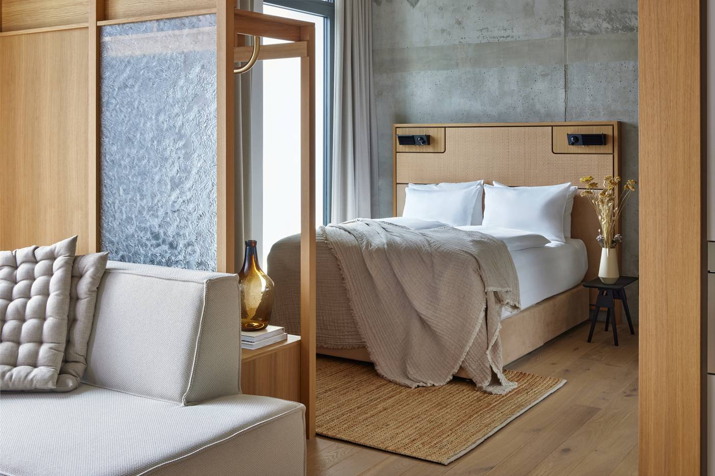 Locke-at-East-Side-Gallery--Friedrichshain-Room-4