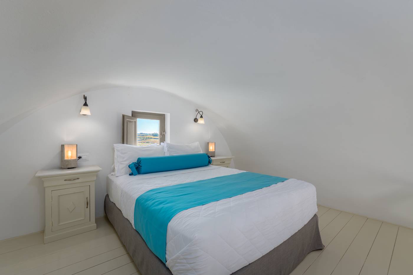 En-Plo-Boutique-Suites---Oia-Santorini-Room-43