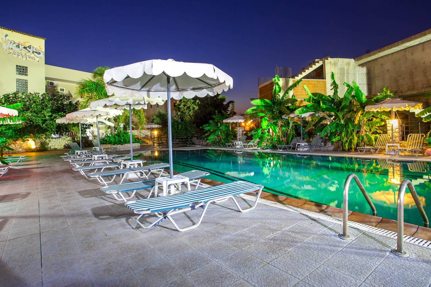 Vickys-Studios-Pool-5