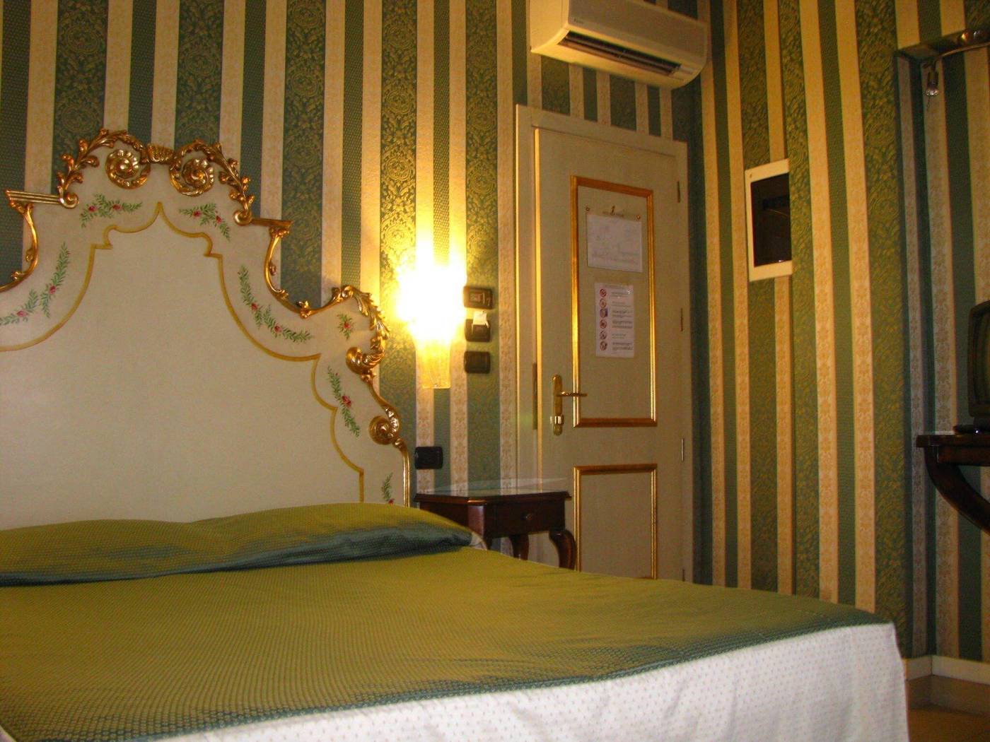 Hotel-Belle-Epoque-Room-10