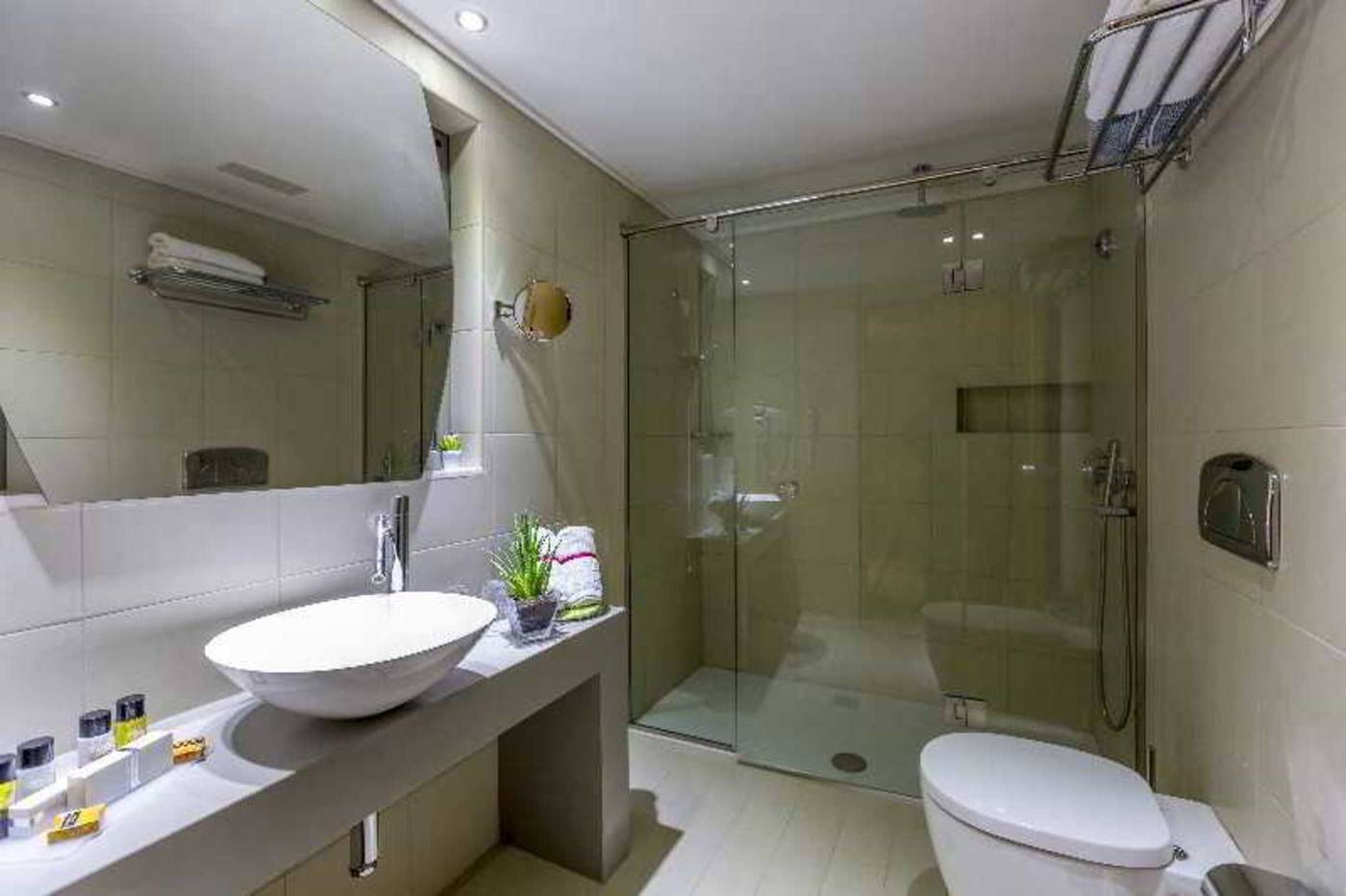 Eden-Roc-Resort-Hotel-Room-34