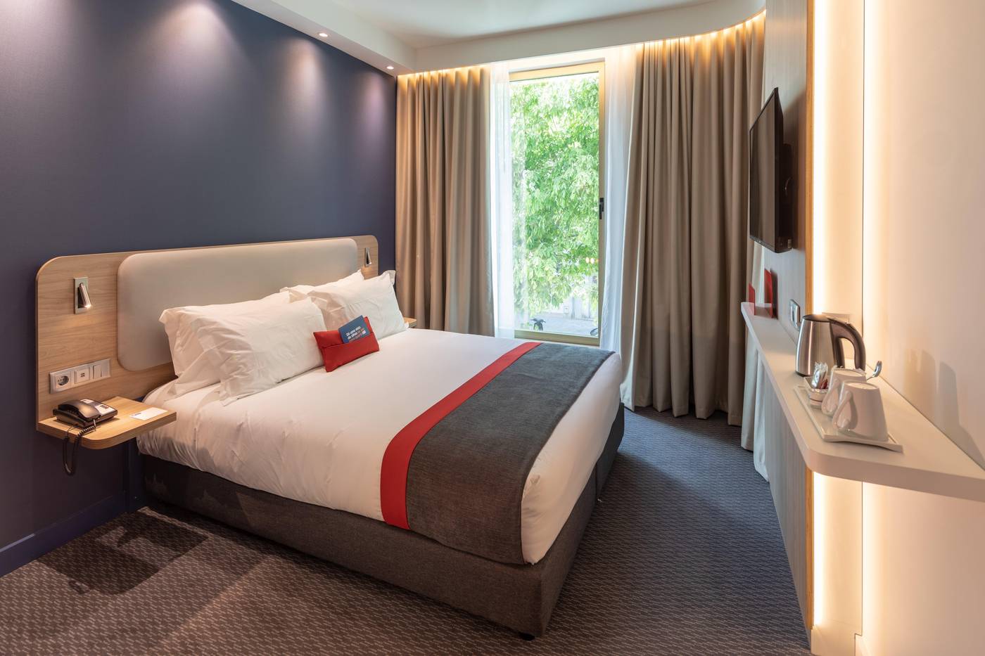 Holiday-Inn-Express-Lisbon---Plaza-Saldanha-Room-5