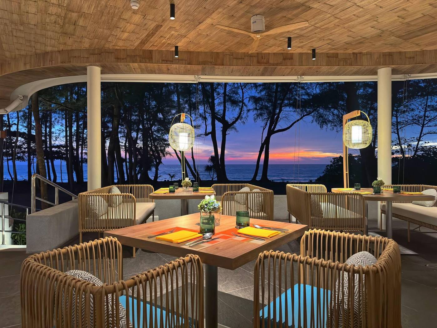 Holiday-Inn-Resort-Phuket-Mai-Khao-Beach-Restaurant-23