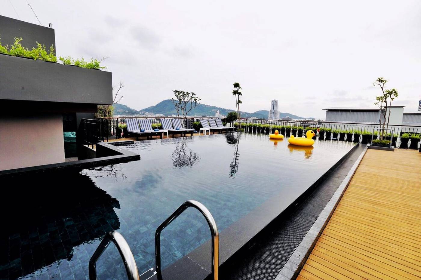 Rak-Elegant-Hotel-Patong-Pool-1