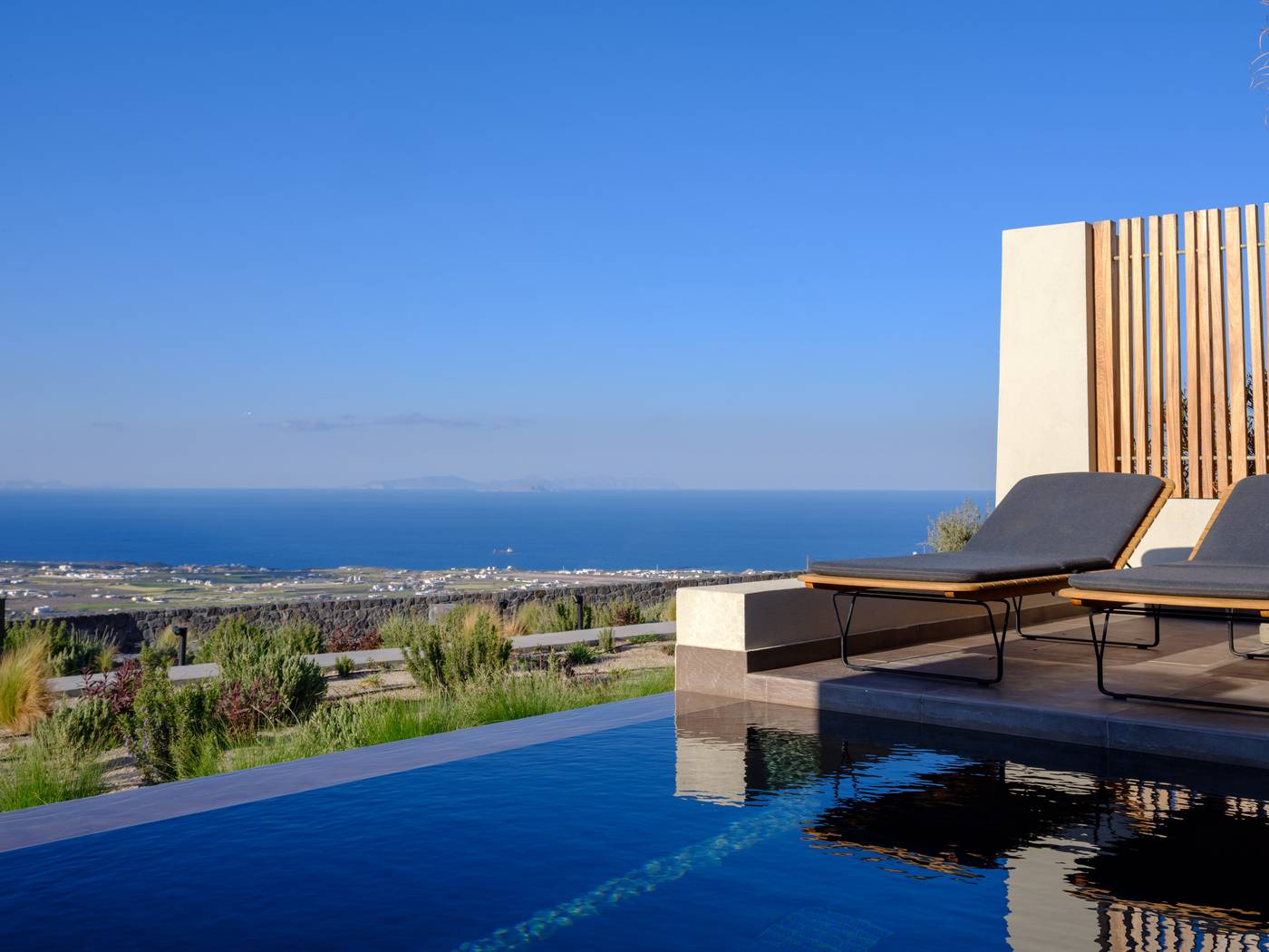 Apikia-Santorini-Room-90