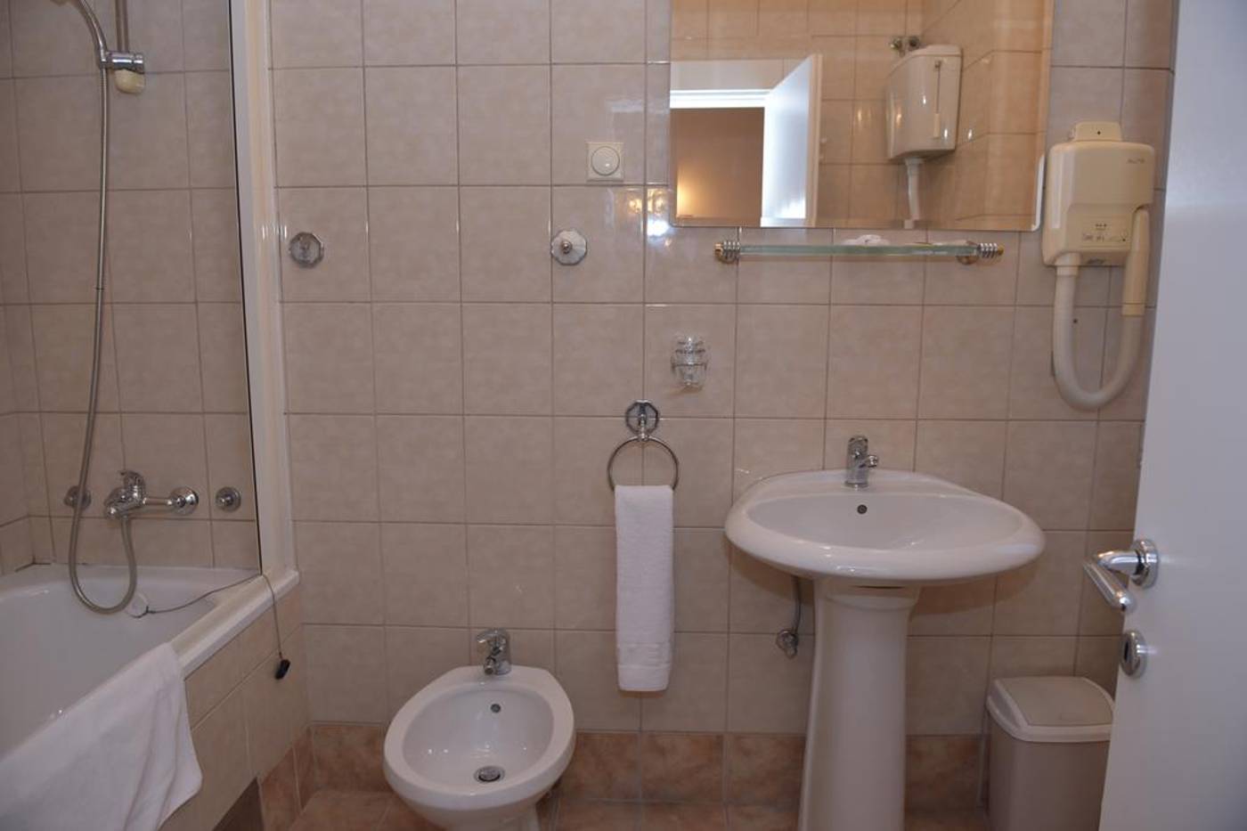 Palace Hotel-Serbia-BELGRAD-Room-4