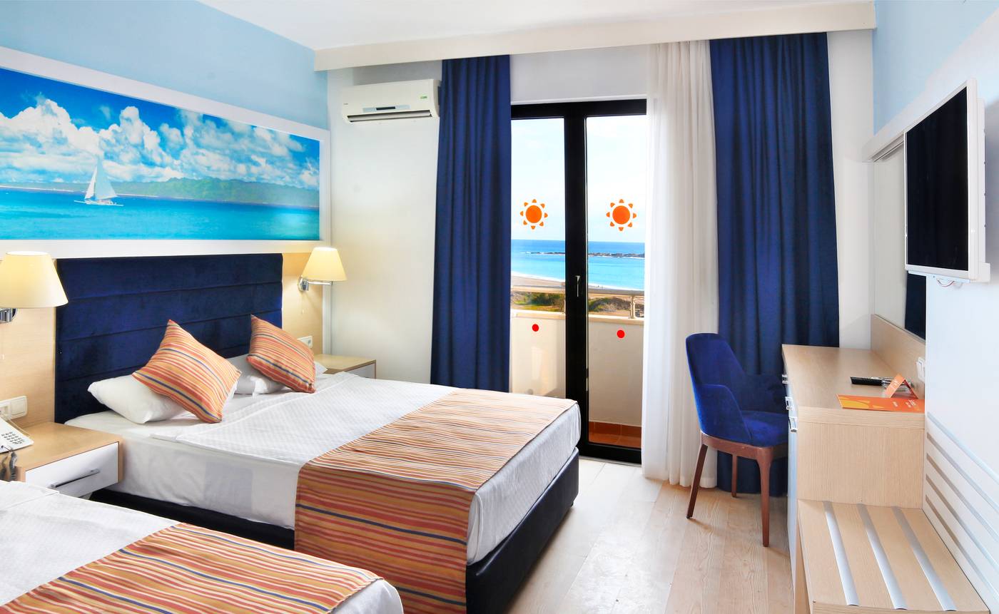 Club-Aqua-Plaza-Room-27