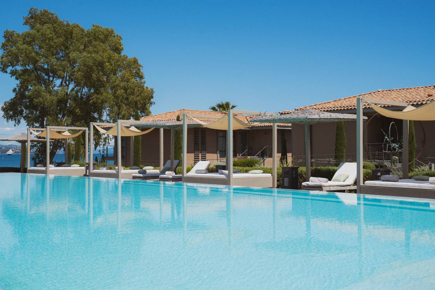 Kube-Hotel-St-Tropez-Pool-2