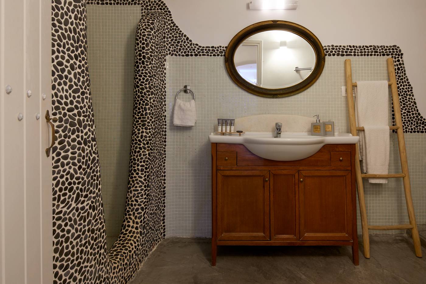 Suites-of-the-Gods-Cave-Spa-Room-37