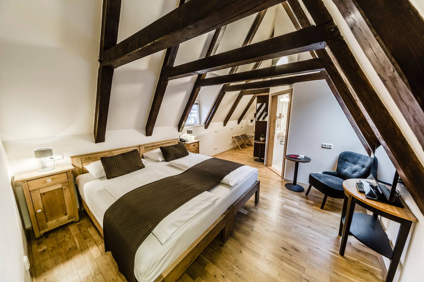 Archibald-at-the-Charles-Bridge-Room-11